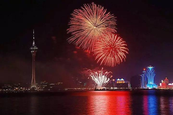 2025新澳門(mén)資料正版大全,這樣的空中煙花秀你見(jiàn)過(guò)嗎