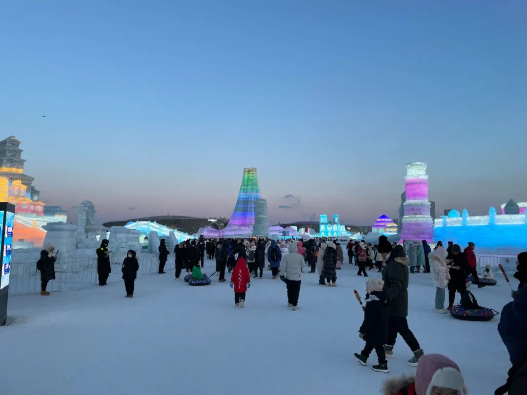 澳門金光佛資料免費,冰雪大世界開園 游客裹棉被排隊