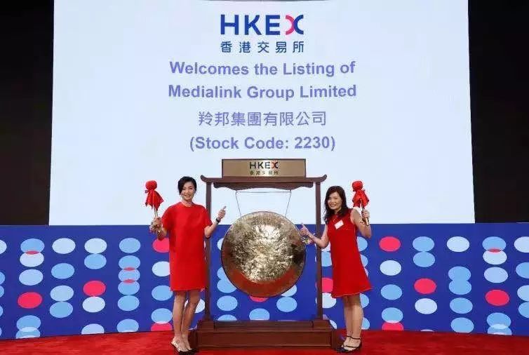 港澳寶典最快開碼開獎結果今天,肥娟夫婦穿著傳統(tǒng)服飾看醒獅表演