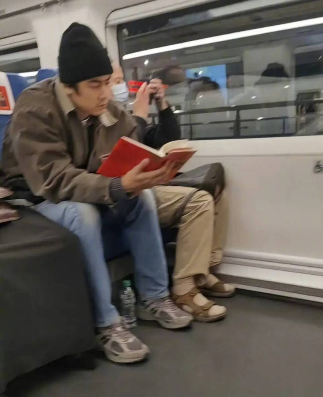 4777777現(xiàn)場直播開獎掛牌傳真,偶遇紀凌塵高鐵假裝看書