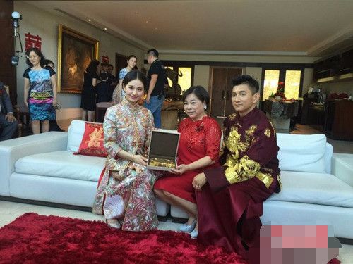 香港大型免費(fèi)六臺(tái)彩圖庫(kù),劉詩(shī)詩(shī)抱兒子逛超市母愛(ài)滿滿