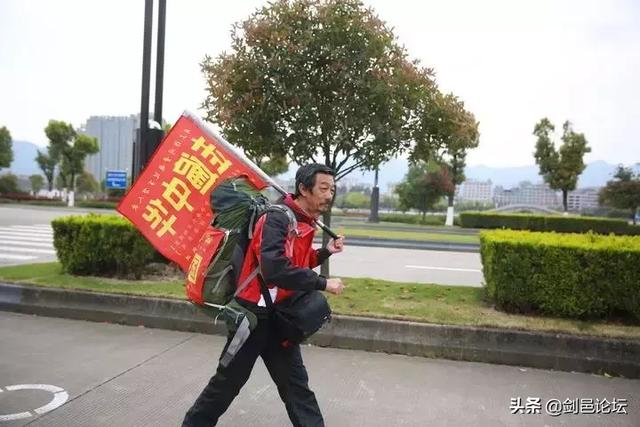 香港4949澳門免費(fèi)精準(zhǔn)大全,徒步650km回家小伙：已花4000多塊