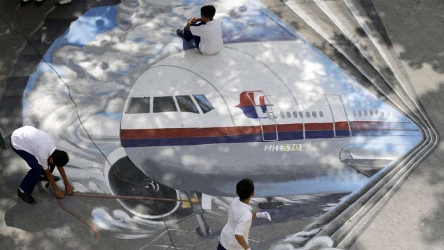今晚香港特馬走勢(shì)圖,客機(jī)墜毀25歲空姐幸存掩面痛哭