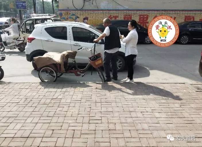 新澳精準(zhǔn)資料免費(fèi)提供品牌詞,兩位老人騎車撞一起摔倒互相攙扶