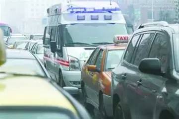 香港掛牌資料最新版,車主遇特種車輛執(zhí)行任務(wù)不避讓被罰