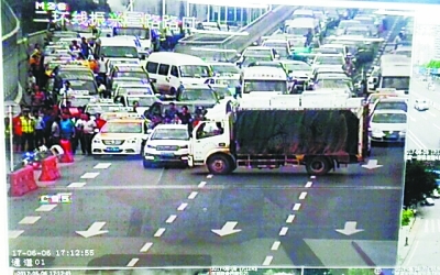 香港最準(zhǔn)最快資料番港二四六開獎資料大全,交警大檢查抓住拘留？謠言