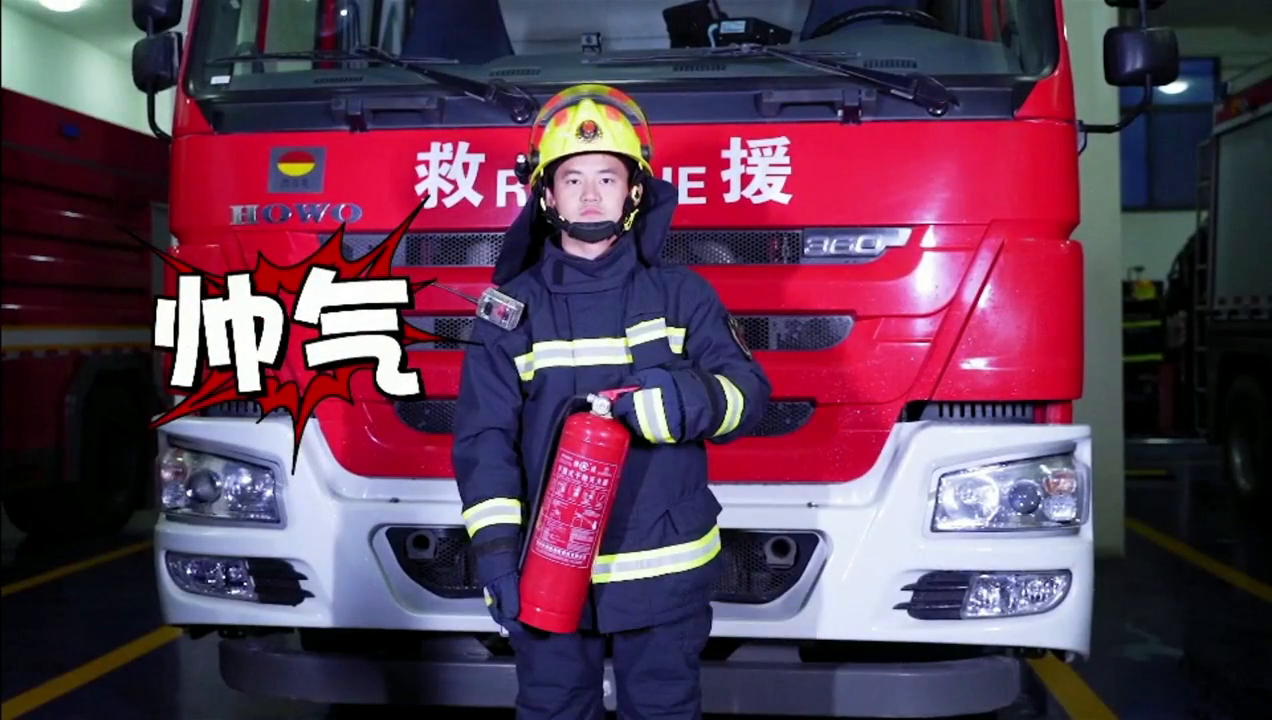 246天天天彩天好彩246cn,三輪起火2個小姐姐抄起滅火器就上