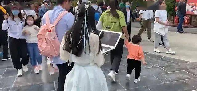 今晚澳門碼開獎結果8月30,雞窩頭女士穿熟悉的黑棉襖上班了