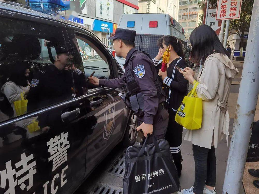 香港掛牌2025全年記錄,巡邏特警幫情緒崩潰男子開(kāi)車(chē)