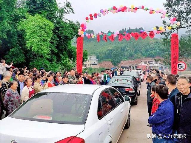 新澳門免費(fèi)資料大全平論,劉強(qiáng)東給老家村民發(fā)現(xiàn)金運(yùn)鈔車到場