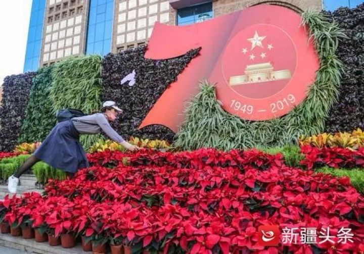 天下彩9944cc彩圖文澳門開(kāi)碼直播,市民吊唁黃旭華：花海擺成潛艇模樣