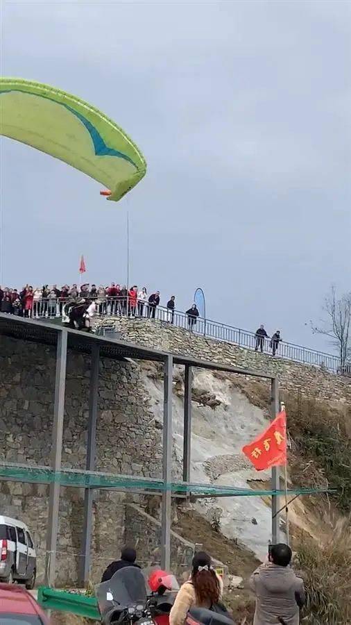 2025年澳門今晚開什么嗎,湖南滑翔傘墜落 游客和教練身亡