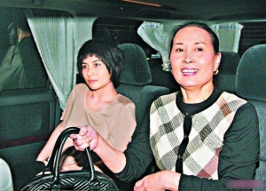 新澳門10碼中特八百圖庫,章子怡曬與女兒合照慶生