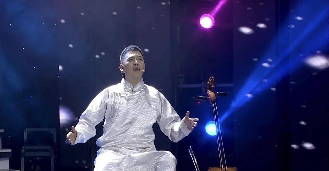 澳門論壇彩網開獎結果今天開什么,王一博春晚造型出爐 紫黑色貴公子