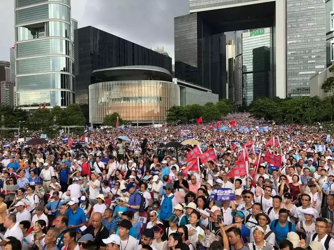 香港最快開馬現(xiàn)場直播,泰國總理向人民英雄紀(jì)念碑敬獻(xiàn)花圈