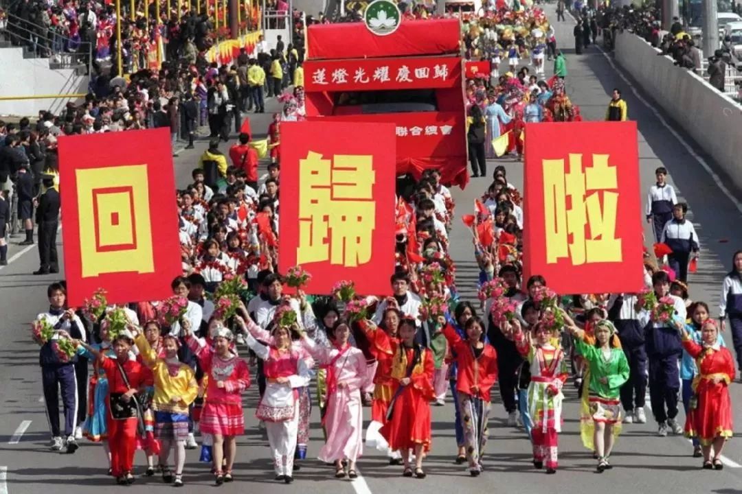 2025澳門(mén)天天開(kāi)好彩大全開(kāi)獎(jiǎng)結(jié)果,跨年夜后環(huán)衛(wèi)工人凌晨開(kāi)始清掃垃圾