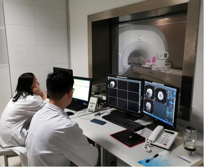 澳門(mén)12生肖是什么號(hào),醫(yī)生邊抽煙邊給患者做核磁共振
