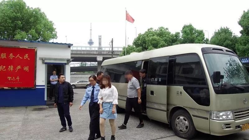 新澳今晚資料600圖庫(kù),劉強(qiáng)東給老家村民發(fā)現(xiàn)金運(yùn)鈔車(chē)到場(chǎng)