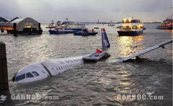 香港彩澳門彩,現(xiàn)場：美國一客機與直升機相撞墜河
