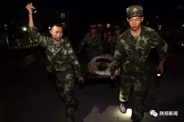 紅虎精準(zhǔn)正版資料,震區(qū)輔警挖到兒女生前衣物跪地痛哭