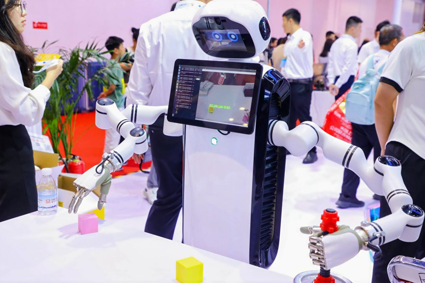 官家婆精準(zhǔn)資料免費大全花期,人形機(jī)器人“大壯”亮相