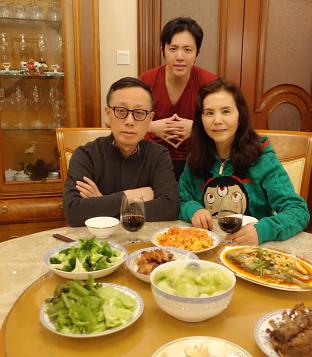 2025今天澳門(mén)買(mǎi)什么好,劉強(qiáng)東母親下廚給京東員工做飯