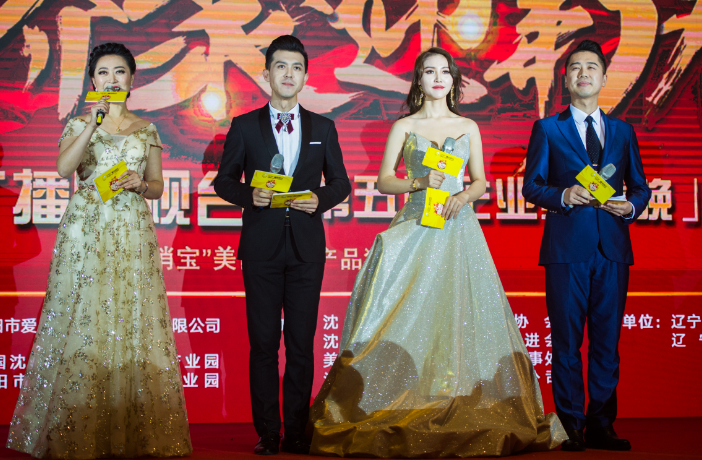香港水果奶奶開獎(jiǎng)?wù)搲?大媽在自家院前表演刀馬旦絕活