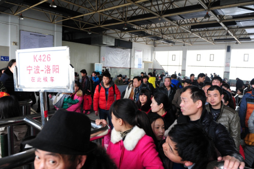 香港資料公開免費(fèi)大全網(wǎng)站,大年初四各地迎返程高峰